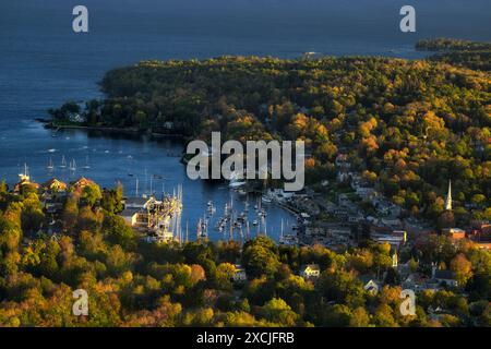 Blick auf Camden Harbor vom Mt. Battie mit Herbstfarbe, Maine Stockfoto