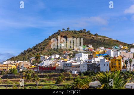 Charmantes Arucas: Palmengesäumte Stadt, eingebettet unter dem Berg Stockfoto