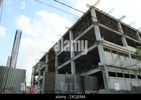 Low Angle View, ein Gebäude, das gerade im Bau ist, Betonstahl, da die strukturellen Knochen noch offen sind. Stockfoto