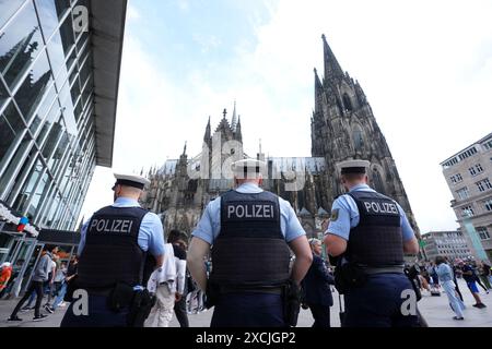 Polizeibeamte bei der UEFA-Fußball-Europameisterschaft 2024 in Köln. Bilddatum: Montag, 17. Juni 2024. Stockfoto