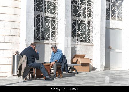 Paphos, Zypern - 21. Oktober 2019: Zwei pensionierte Männer spielen am sonnigen Tag in der Altstadt von Paphos, Zypern Backgammon Stockfoto