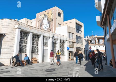 Paphos, Zypern - 21. Oktober 2019: Touristen und Einheimische genießen einen sonnigen Tag in Paphos Stadt mit Street Art, Geschäften und Restaurants. Zypern Stockfoto