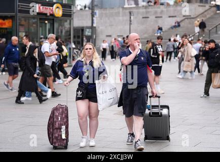 Schottische Fans kommen während der UEFA-Fußball-Europameisterschaft 2024 in Köln am Bahnhof Köln an. Bilddatum: Montag, 17. Juni 2024. Stockfoto