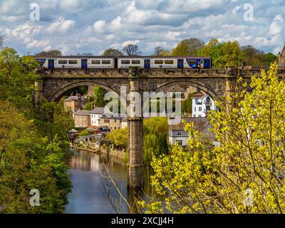 Northern Railway Personenzug auf dem Eisenbahnviadukt über den Fluss Nidd in Knaresborough North Yorkshire England Großbritannien, das 1852 gebaut wurde Stockfoto