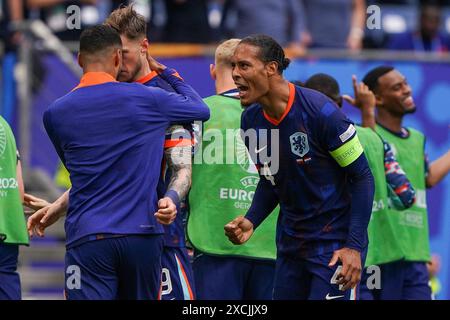 Hamburg, Deutschland. Juni 2024. HAMBURG, DEUTSCHLAND - 16. JUNI: Wout Weghorst aus den Niederlanden feiert sein Tor mit Cody Gakpo aus den Niederlanden und Virgil van Dijk aus den Niederlanden während des Gruppenspiels der UEFA EURO 2024 zwischen Polen und den Niederlanden im Volksparkstadion am 16. Juni 2024 in Hamburg. (Foto von Andre Weening/Orange Pictures) Credit: Orange Pics BV/Alamy Live News Stockfoto