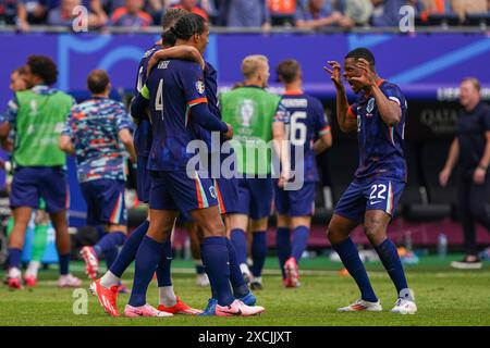 Hamburg, Deutschland. Juni 2024. HAMBURG, DEUTSCHLAND - 16. JUNI: Wout Weghorst aus den Niederlanden feiert sein Tor mit Virgil van Dijk aus den Niederlanden, Denzel Dumfries aus den Niederlanden während des Gruppenspiels der UEFA EURO 2024 zwischen Polen und den Niederlanden am 16. Juni 2024 im Volksparkstadion in Hamburg. (Foto von Andre Weening/Orange Pictures) Credit: Orange Pics BV/Alamy Live News Stockfoto