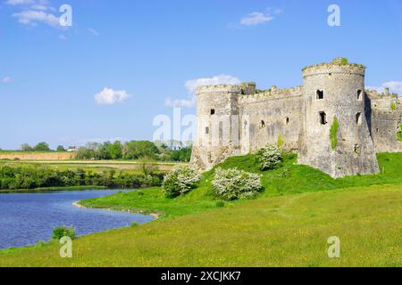 Carew Castle und Graben im Dorf Carew Pembrokeshire West Wales UK UK Europe - Castell Caeriw Stockfoto