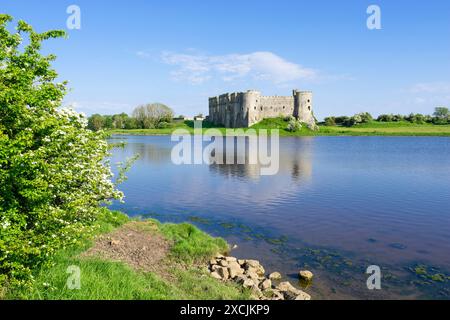 Carew Castle und Graben im Dorf Carew Pembrokeshire West Wales UK UK Europe - Castell Caeriw Stockfoto