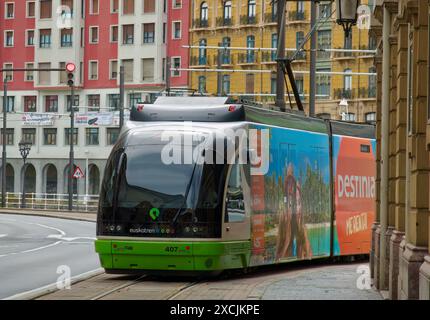 Elektrische Straßenbahn Euskotren auf Schienen öffentliche Verkehrsmittel in einer Straße im Stadtzentrum Bilbao Baskenland Spanien Stockfoto