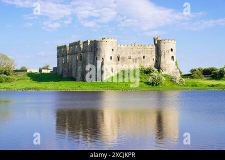 Carew Castle und Graben im Dorf Carew Pembrokeshire West Wales UK UK Europe - Castell Caeriw Stockfoto