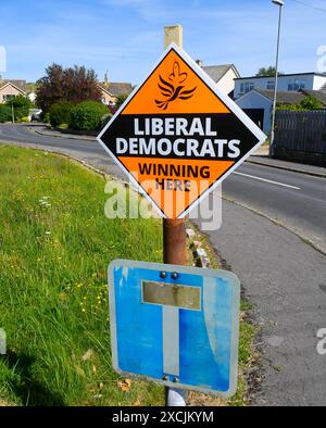 West Bay, Dorset, Großbritannien. Juni 2024. Parlamentswahlen - Ein Wahlkampfschild der Liberaldemokraten „hier gewinnen“ wurde unwissentlich über einem Sackgasse-Straßenschild in West Bay in Dorset platziert. Eine Metapher für ihre Chancen, die Parlamentswahlen zu gewinnen? Bildnachweis: Graham Hunt/Alamy Live News Stockfoto