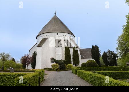 Weiße runde Osterlars-Kirche auf der Insel Bornholm. Konzept des historischen Gebäudes und Wahrzeichen Dänemarks. Stockfoto