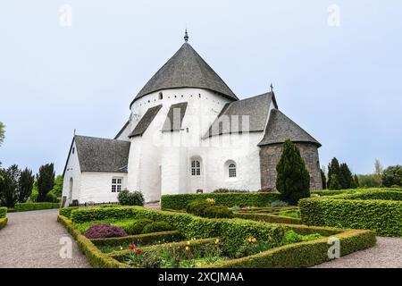 Weiße runde Osterlars-Kirche auf der Insel Bornholm. Konzept des historischen Gebäudes und Wahrzeichen Dänemarks. Stockfoto