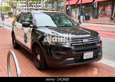 San Francisco, Kalifornien, Vereinigte Staaten von Amerika - 14. Juni 2024: San Francisco Police Department SFPD Auto unterwegs in San Francisco, USA *** Auto der Polizei des San Francisco Police Department SFPD unterwegs in San Francisco, USA Stockfoto