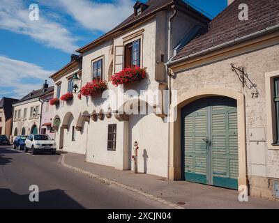 Perchtoldsdorf, Österreich - 22. JULI 2023. Historische Altstadt mit befestigtem Turm, erbaut im 15. Und 16. Jahrhundert. Stadt Perchtoldsdorf, Moedling di Stockfoto