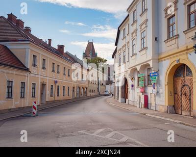 Perchtoldsdorf, Österreich - 22. JULI 2023. Historische Altstadt mit befestigtem Turm, erbaut im 15. Und 16. Jahrhundert. Stadt Perchtoldsdorf, Moedling di Stockfoto