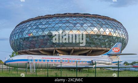 Belgrad, Serbien - 27. Mai 2024: Flugzeug Caravelle Jat Lackierung vor dem Luftfahrtmuseum am Nikola Tesla Flughafen Surcin in der Abenddämmerung. Stockfoto