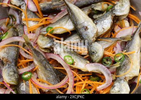 Kleine Stöckerescabeche. Gebratener und marinierter Fisch. Stockfoto