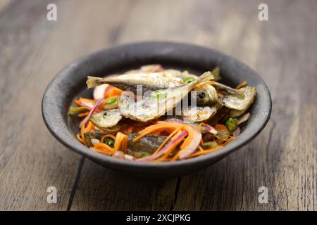 Kleine Stöckerescabeche. Gebratener und marinierter Fisch. Stockfoto