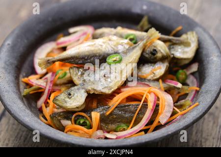 Kleine Stöckerescabeche. Gebratener und marinierter Fisch. Stockfoto