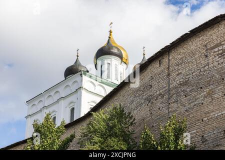 Kuppeln der Dreifaltigkeitskathedrale seit 1589 im Kreml Pskow. Alte Russisch-Orthodoxe Kirche Stockfoto