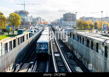 Blick auf U-Bahn-Strecken Blick auf U-Bahn-Strecken, Arc de Triomphe und Downtown. Paris, Frankreich. Paris La Defense Ile de France Frankreich Copyright: XGuidoxKoppesxPhotox Stockfoto