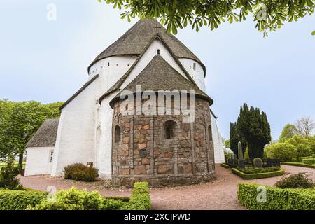 Weiße runde Osterlars-Kirche auf der Insel Bornholm. Konzept des historischen Gebäudes und Wahrzeichen Dänemarks. Stockfoto