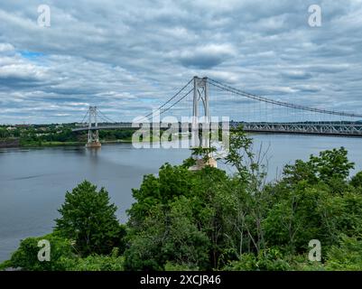 Luftaufnahme der Franklin Delano Roosevelt Mid-Hudson Bridge über den Hudson River, Poughkeepsie NY. Stockfoto