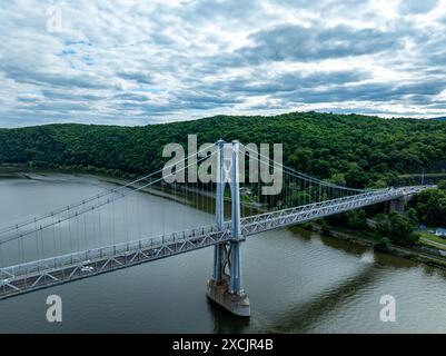 Luftaufnahme der Franklin Delano Roosevelt Mid-Hudson Bridge über den Hudson River, Poughkeepsie NY. Stockfoto