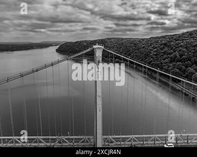 Schwarzweiß-Luftbild der Franklin Delano Roosevelt Mid-Hudson Bridge über den Hudson River, Poughkeepsie NY. Stockfoto