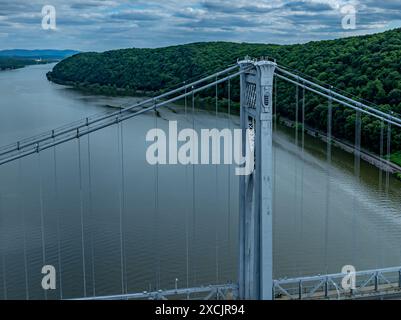 Luftaufnahme der Franklin Delano Roosevelt Mid-Hudson Bridge über den Hudson River, Poughkeepsie NY. Stockfoto