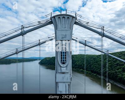 Luftaufnahme der Franklin Delano Roosevelt Mid-Hudson Bridge über den Hudson River, Poughkeepsie NY. Stockfoto