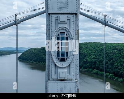 Luftaufnahme der Franklin Delano Roosevelt Mid-Hudson Bridge über den Hudson River, Poughkeepsie NY. Stockfoto