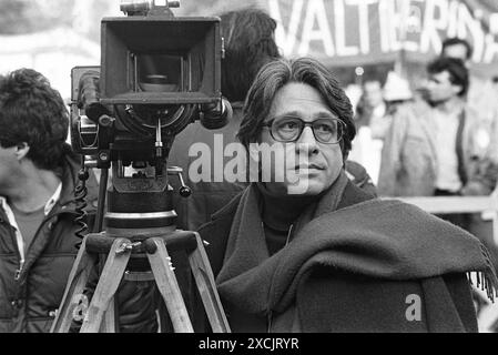 - Filmregisseur Luigi Magni nimmt an einer PCI-Demonstration gegen die Regierung von Craxi in Rom Teil (März 1984) - il regista cinematografico Luigi Magni partecipa a Roma ad una manifestazione del PCI contro il Governno Craxi (marzo 1984) Stockfoto