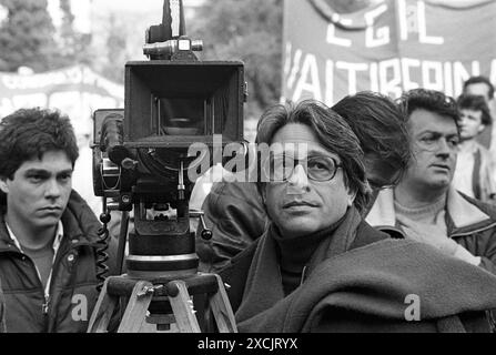 - Filmregisseur Luigi Magni nimmt an einer PCI-Demonstration gegen die Regierung von Craxi in Rom Teil (März 1984) - il regista cinematografico Luigi Magni partecipa a Roma ad una manifestazione del PCI contro il Governno Craxi (marzo 1984) Stockfoto