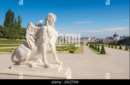 Wien, Österreich - 28. Juli 2023: park in der Nähe des oberen Belvedere, mit Statuen und Landschaftselementen an sonnigen Tagen Stockfoto