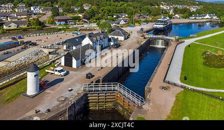 Caledonian Canal Lock am Corpach Basin am Loch Linnhe mit dem kleinen weißen Leuchtturm, zwei Paar Lochtore und einem vertäuten Schiff Stockfoto