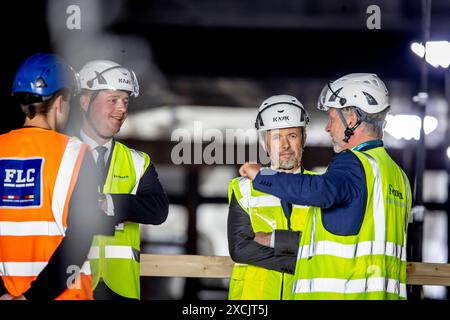 Direktor von Sund and Belt, Mikkel Hemmingsen, rechts, und Denmarks Verkehrsminister Thomas Danielsen, links, als König Frederik, Mitte, besucht die Fehmarnbelt-Tunnelbaustelle in Roedbyhavn und weiht das erste Tunnelelement ein, am Montag, 17. Juni 2024 in Lolland. Er ist das erste der 79 Tunnelelemente und 10 Spezialelemente aus Beton, die zusammen den bevorstehenden Fehmarnbelt-Tunnel zwischen Dänemark und Deutschland bilden werden. Das erste Element wird die ersten 217 Meter des Tunnels ausmachen und wird voraussichtlich im Laufe des Jahres auf der dänischen Seite untergetaucht sein Stockfoto