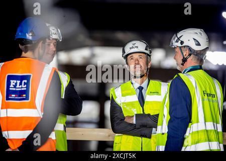 Direktor von Sund and Belt, Mikkel Hemmingsen, rechts, und Denmarks Verkehrsminister Thomas Danielsen, links, als König Frederik, Mitte, besucht die Fehmarnbelt-Tunnelbaustelle in Roedbyhavn und weiht das erste Tunnelelement ein, am Montag, 17. Juni 2024 in Lolland. Er ist das erste der 79 Tunnelelemente und 10 Spezialelemente aus Beton, die zusammen den bevorstehenden Fehmarnbelt-Tunnel zwischen Dänemark und Deutschland bilden werden. Das erste Element wird die ersten 217 Meter des Tunnels ausmachen und wird voraussichtlich im Laufe des Jahres auf der dänischen Seite untergetaucht sein Stockfoto