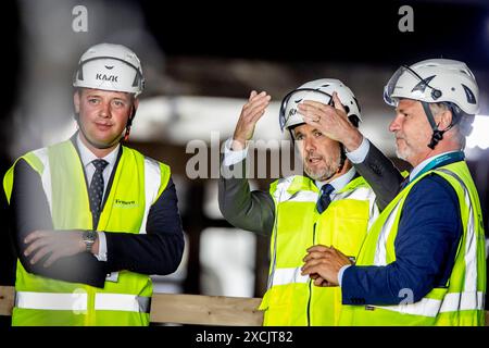 Direktor von Sund and Belt, Mikkel Hemmingsen, rechts, und Denmarks Verkehrsminister Thomas Danielsen, links, als König Frederik, Mitte, besucht die Fehmarnbelt-Tunnelbaustelle in Roedbyhavn und weiht das erste Tunnelelement ein, am Montag, 17. Juni 2024 in Lolland. Er ist das erste der 79 Tunnelelemente und 10 Spezialelemente aus Beton, die zusammen den bevorstehenden Fehmarnbelt-Tunnel zwischen Dänemark und Deutschland bilden werden. Das erste Element wird die ersten 217 Meter des Tunnels ausmachen und wird voraussichtlich im Laufe des Jahres auf der dänischen Seite untergetaucht sein Stockfoto