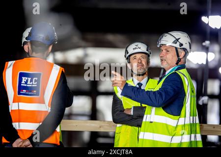 Direktor von Sund and Belt, Mikkel Hemmingsen, rechts, und Denmarks Verkehrsminister Thomas Danielsen, links nicht gesehen, da König Frederik, Zentrum, am 17. Juni 2024 die Baustelle des Fehmarnbelt-Tunnels in Roedbyhavn besucht und das erste Tunnelelement einweiht. Er ist das erste der 79 Tunnelelemente und 10 Spezialelemente aus Beton, die zusammen den bevorstehenden Fehmarnbelt-Tunnel zwischen Dänemark und Deutschland bilden werden. Das erste Element wird die ersten 217 Meter des Tunnels ausmachen und wird voraussichtlich im Laufe des Jahres auf der dänischen Seite untergetaucht sein Stockfoto