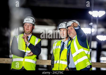 Direktor von Sund and Belt, Mikkel Hemmingsen, rechts, und Denmarks Verkehrsminister Thomas Danielsen, links, als König Frederik, Mitte, besucht die Fehmarnbelt-Tunnelbaustelle in Roedbyhavn und weiht das erste Tunnelelement ein, am Montag, 17. Juni 2024 in Lolland. Er ist das erste der 79 Tunnelelemente und 10 Spezialelemente aus Beton, die zusammen den bevorstehenden Fehmarnbelt-Tunnel zwischen Dänemark und Deutschland bilden werden. Das erste Element wird die ersten 217 Meter des Tunnels ausmachen und wird voraussichtlich im Laufe des Jahres auf der dänischen Seite untergetaucht sein Stockfoto