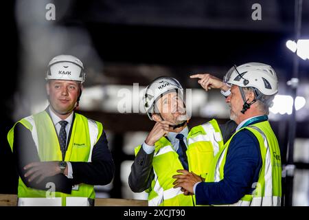 Direktor von Sund and Belt, Mikkel Hemmingsen, rechts, und Denmarks Verkehrsminister Thomas Danielsen, links, als König Frederik, Mitte, besucht die Fehmarnbelt-Tunnelbaustelle in Roedbyhavn und weiht das erste Tunnelelement ein, am Montag, 17. Juni 2024 in Lolland. Er ist das erste der 79 Tunnelelemente und 10 Spezialelemente aus Beton, die zusammen den bevorstehenden Fehmarnbelt-Tunnel zwischen Dänemark und Deutschland bilden werden. Das erste Element wird die ersten 217 Meter des Tunnels ausmachen und wird voraussichtlich im Laufe des Jahres auf der dänischen Seite untergetaucht sein Stockfoto
