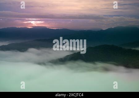 Nachts bewegt sich das Wolkenmeer schnell, und der Blitz ist dicht und schnell. Blick auf die Berge rund um das Emerald Reservoir. Bezirk Xindian, Tai Stockfoto