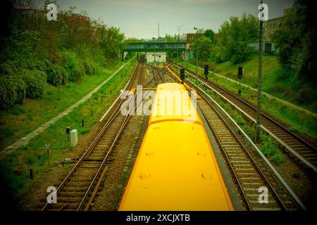 S-Bahn-Linie und Bahnhof Berlin, Deutschland. S-Bahn-Vorort, die an einem seiner Bahnhöfe vorbeifährt, um neue Passagiere aufzunehmen. Berliner Vorort S-Bahn-Linie Berlin Deutschland Copyright: XGuidoxKoppesxPhotox Stockfoto