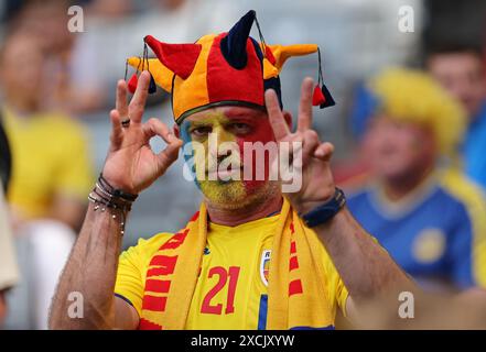 München, Deutschland. Juni 2024. Der rumänische Fan sagt das Endresultat beim Gruppenspiel der UEFA EURO 2024 Rumänien gegen die Ukraine in der Münchener Fußballarena in München voraus. Quelle: Oleksandr Prykhodko/Alamy Live News Stockfoto