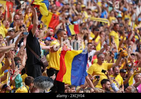 München, Deutschland. Juni 2024. Die rumänischen Fans zeigen ihre Unterstützung beim Gruppenspiel der UEFA EURO 2024 Rumänien gegen die Ukraine in der Münchener Fußballarena in München. Quelle: Oleksandr Prykhodko/Alamy Live News Stockfoto