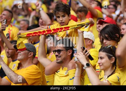 München, Deutschland. Juni 2024. Die rumänischen Fans zeigen ihre Unterstützung beim Gruppenspiel der UEFA EURO 2024 Rumänien gegen die Ukraine in der Münchener Fußballarena in München. Quelle: Oleksandr Prykhodko/Alamy Live News Stockfoto