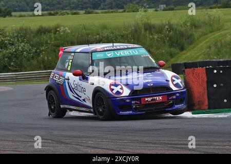 Katia Loggie, MINI Cooper R50, Excelr8 Motorsport, 2024 Vertu MINI Challenge Trophy, drei 20-Minuten-Rennen am Wochenende, Single-Marque-Rennen, Stockfoto