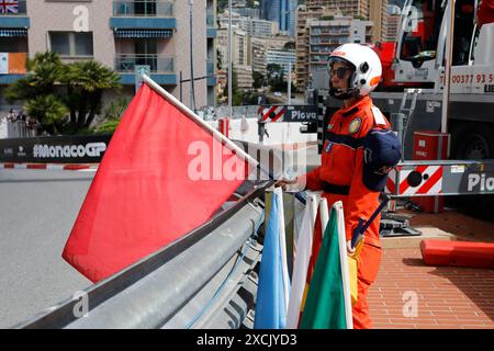 Monte Carlo, Fürstentum Monaco. Mai 2024. Formel 1 Grand Prix de Monaco auf dem Circuit de Monaco in Monte Carlo. Abgebildet: Marschall mit roter Flagge © Piotr Zajac/Alamy Live News Stockfoto